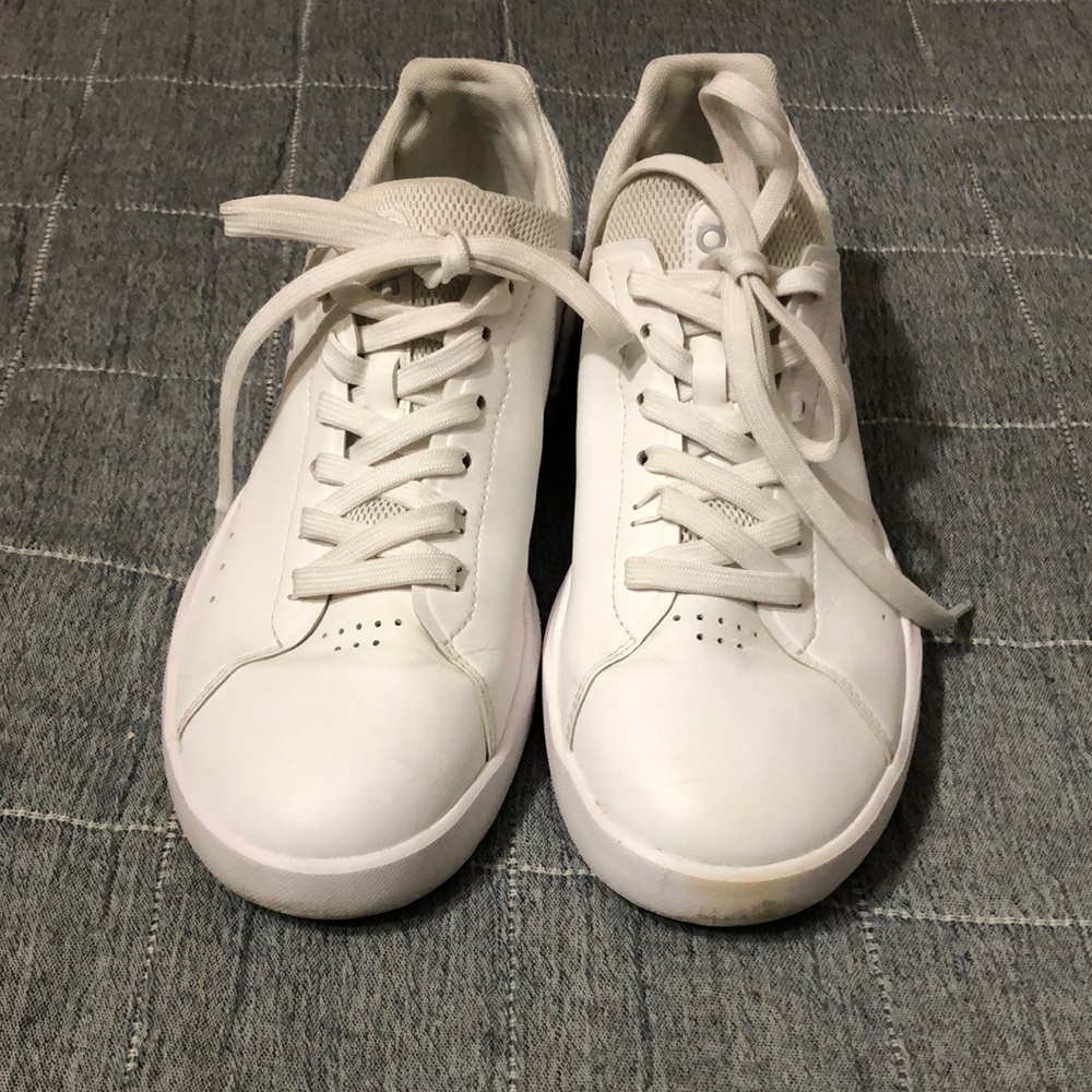 On cloud The Roger athletic shoes